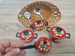 Vestidos muñecas españolas: Antigua cesta cacharros cocina muñeca metal walt disney PSE olla sarten Mickey Minnie mouse